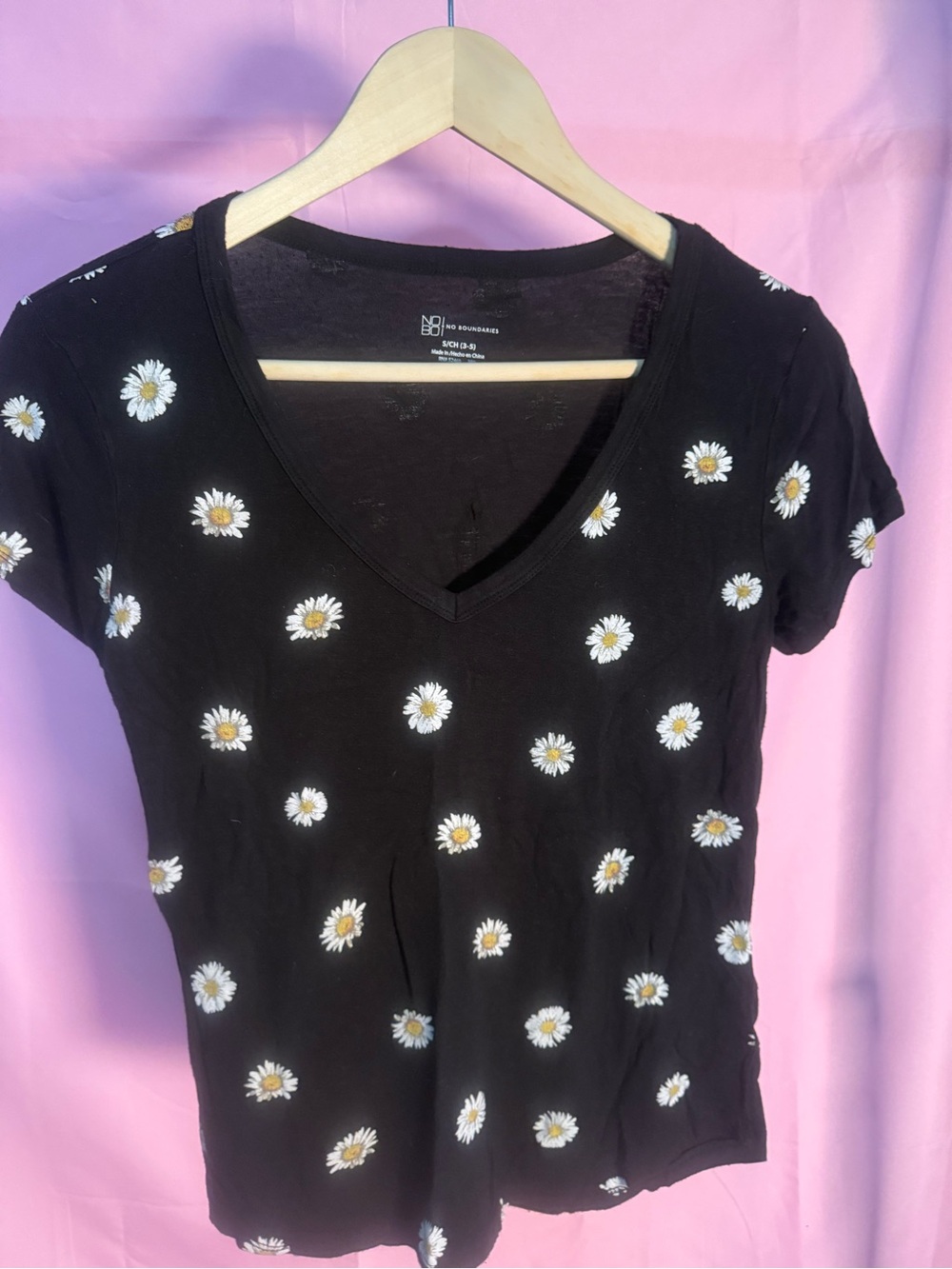 No Boundaries Black Daisy V-Neck Short Sleeve Tee